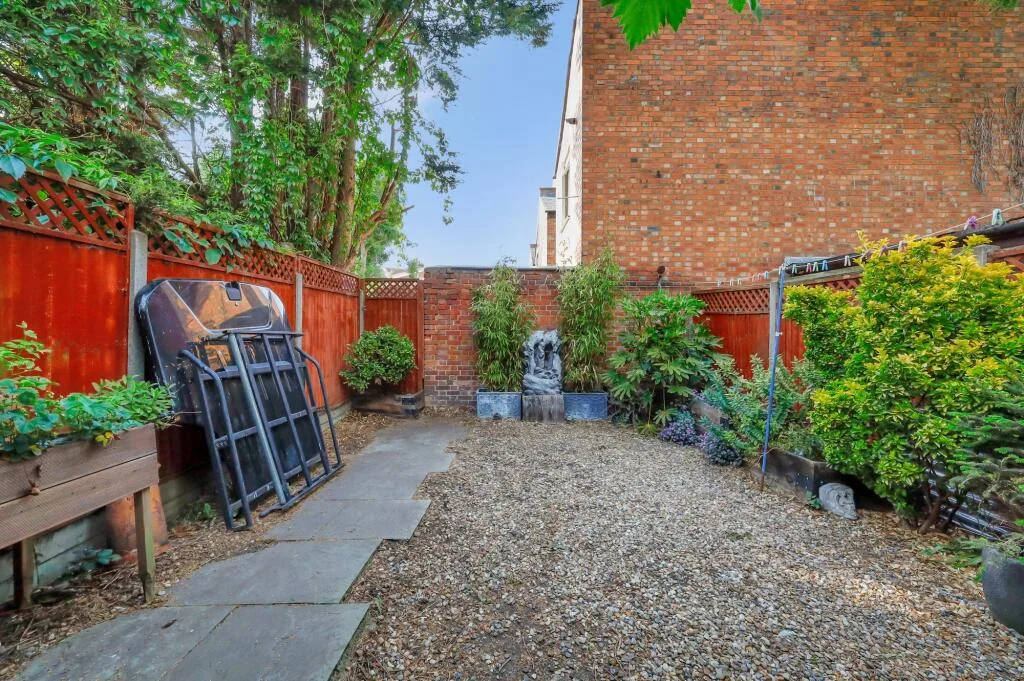 5 bedroom terraced house for rent