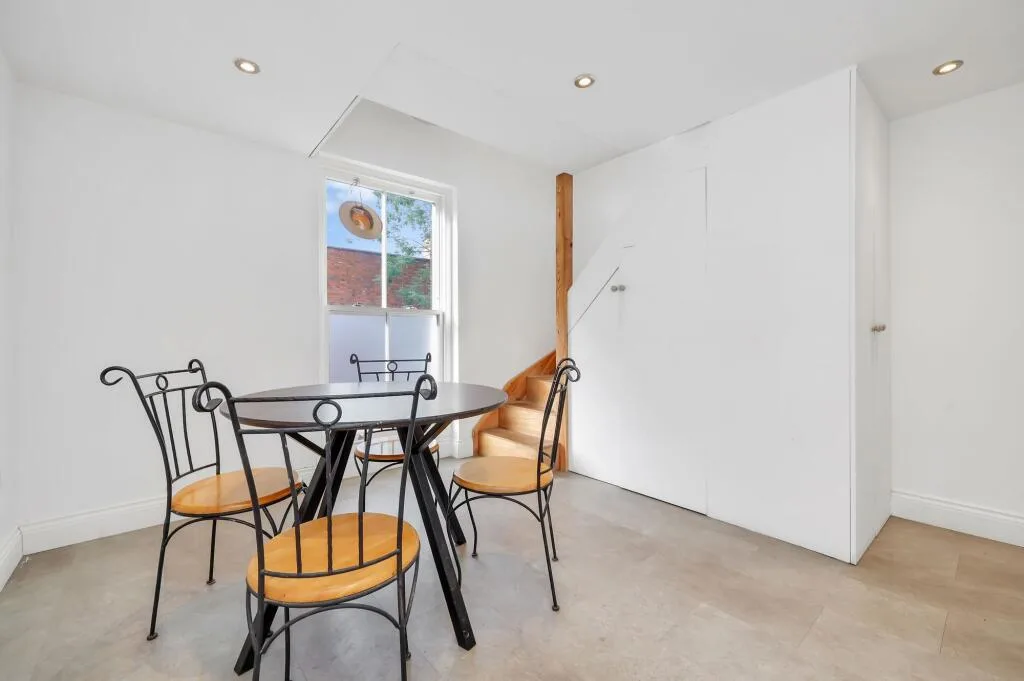 5 bedroom terraced house for rent