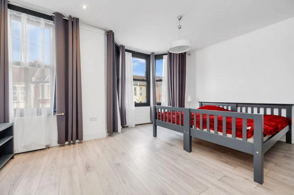 5 bedroom terraced house for rent
