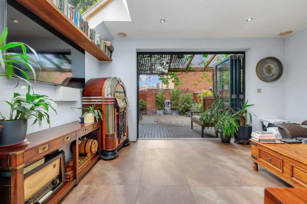5 bedroom terraced house for rent