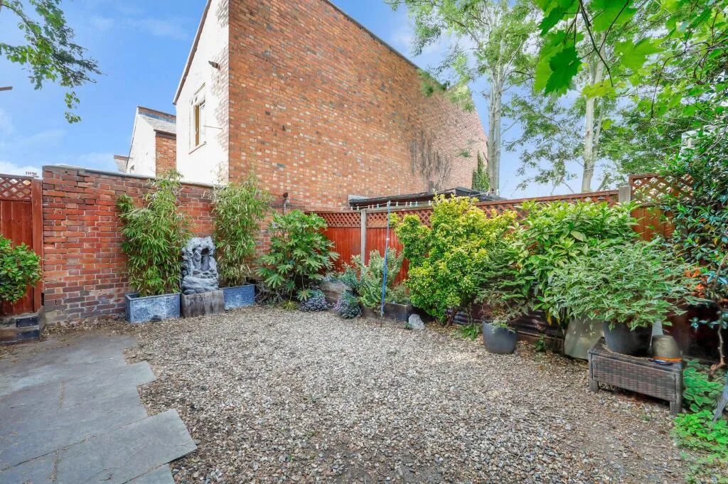5 bedroom terraced house for rent