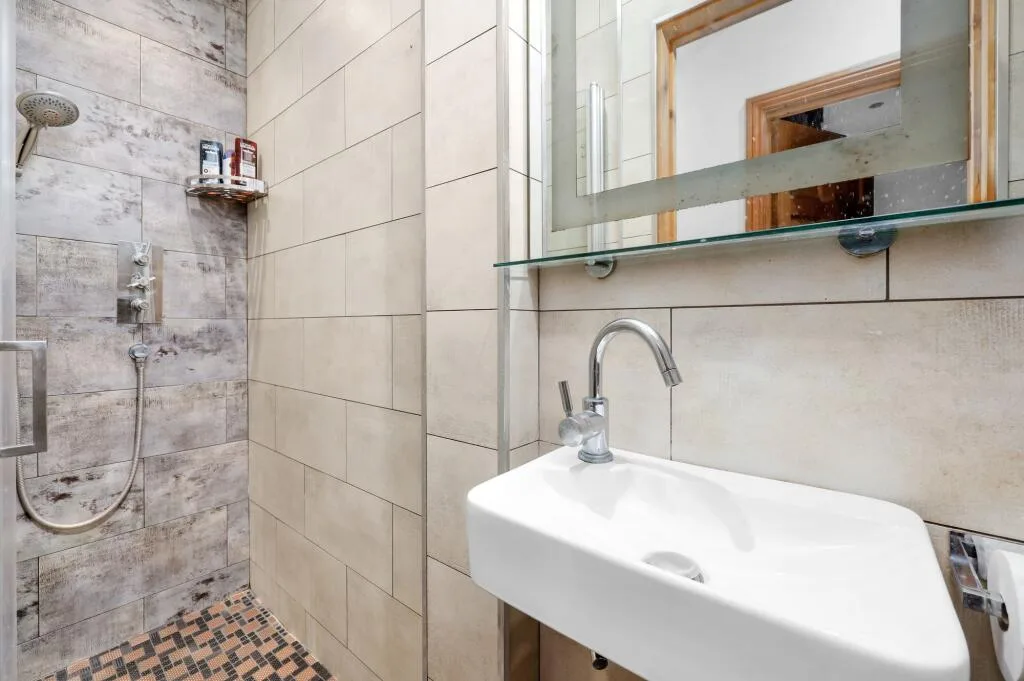 5 bedroom terraced house for rent