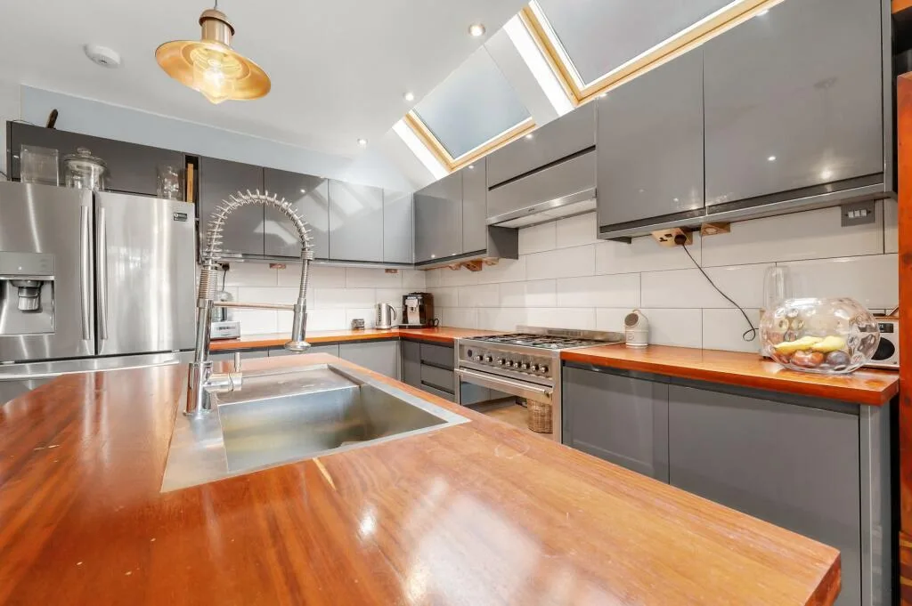5 bedroom terraced house for rent