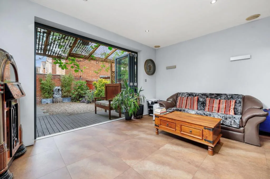 5 bedroom terraced house for rent