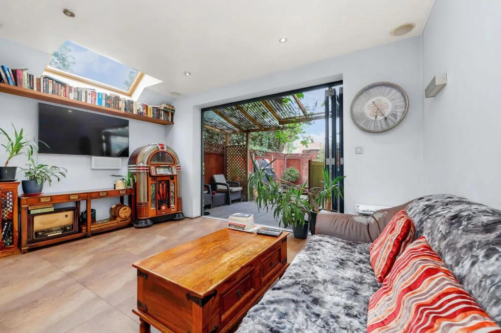 5 bedroom terraced house for rent