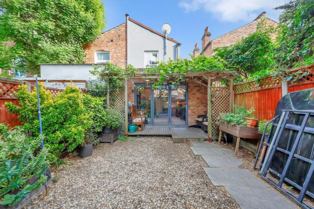 5 bedroom terraced house for rent