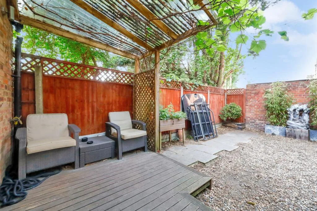 5 bedroom terraced house for rent