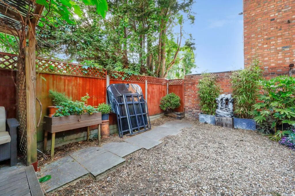 5 bedroom terraced house for rent