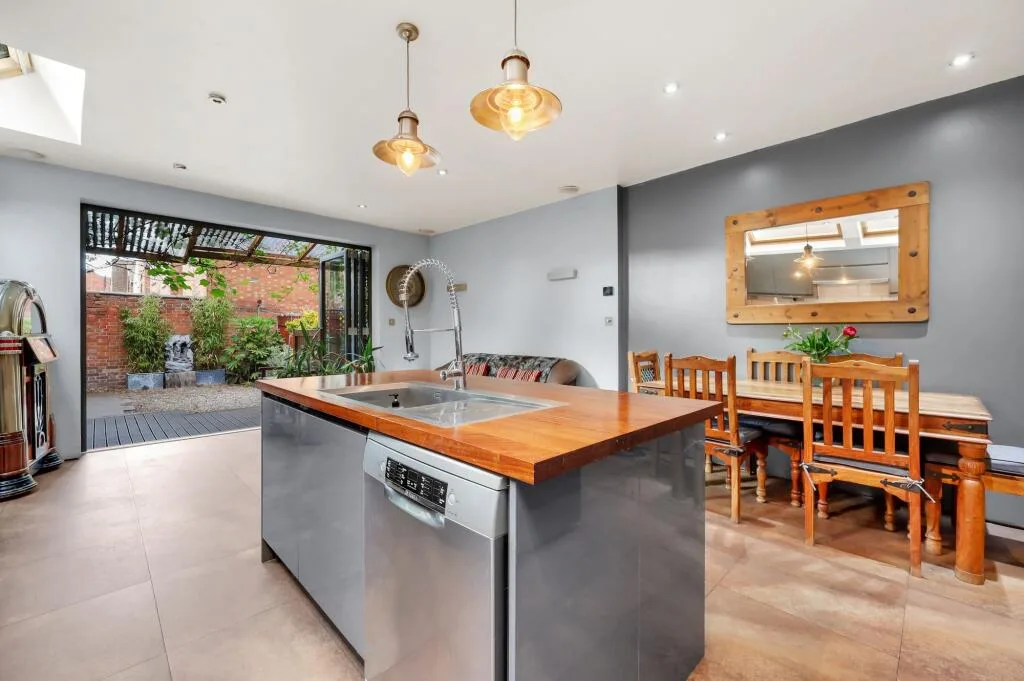 5 bedroom terraced house for rent