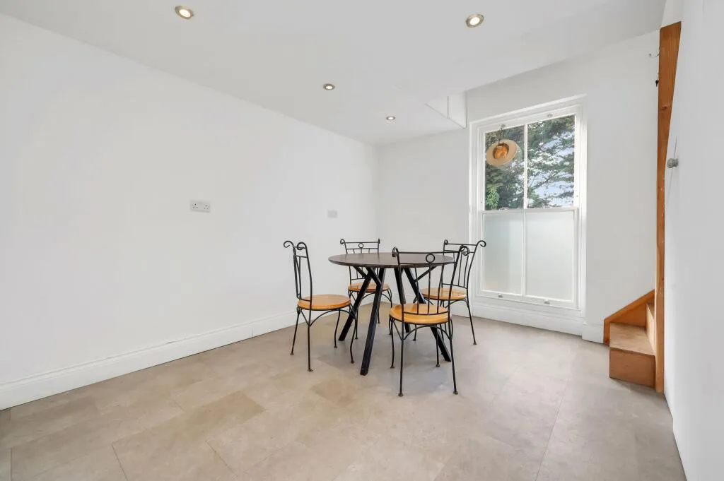 5 bedroom terraced house for rent