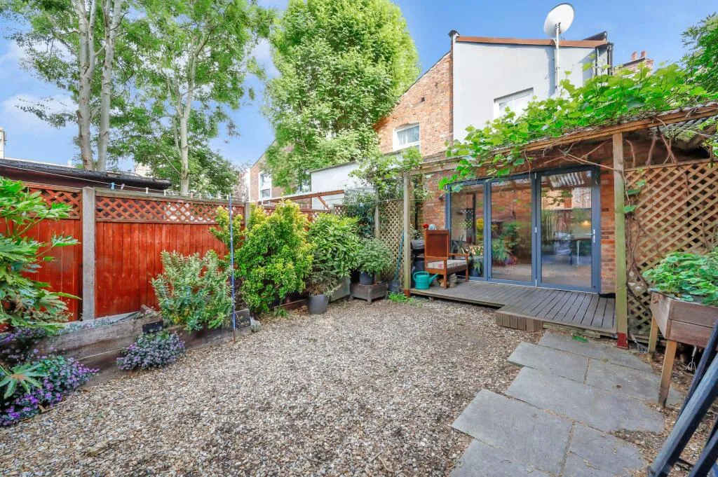 5 bedroom terraced house for rent