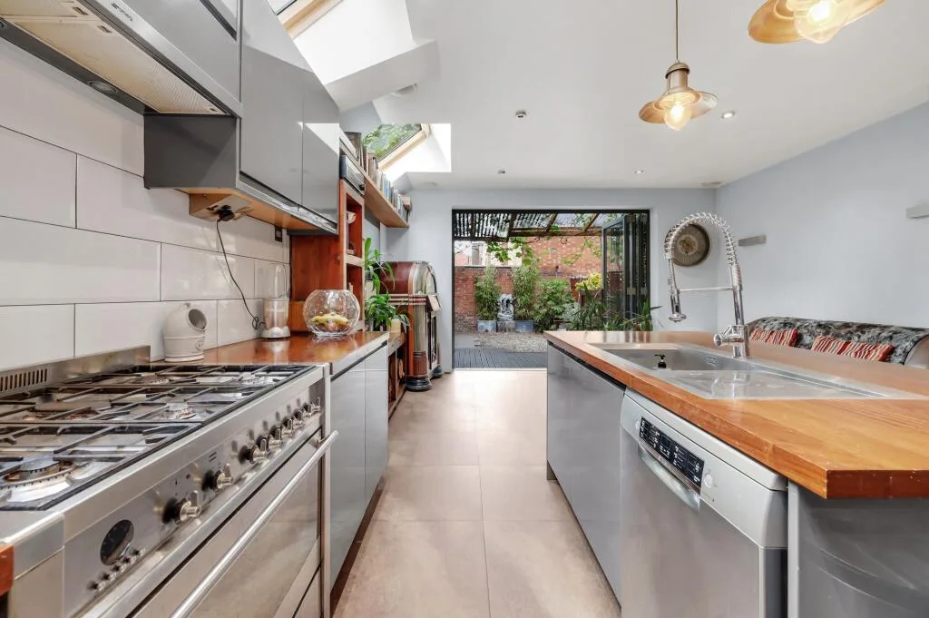5 bedroom terraced house for rent