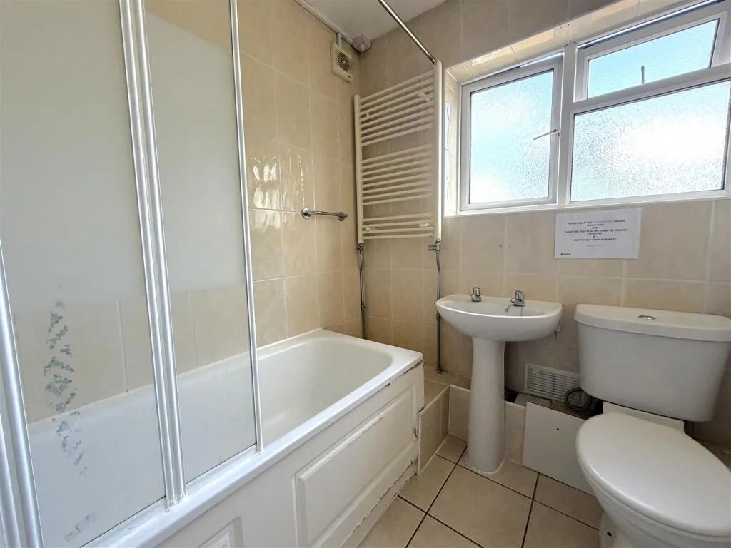 4 bedroom end of terrace house for rent