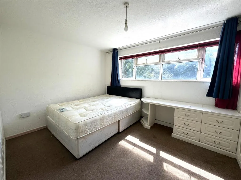 4 bedroom end of terrace house for rent