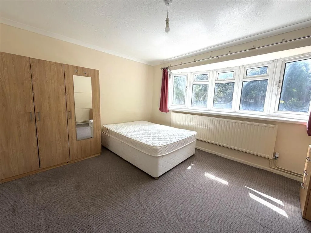 4 bedroom end of terrace house for rent