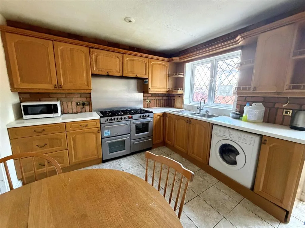 4 bedroom end of terrace house for rent