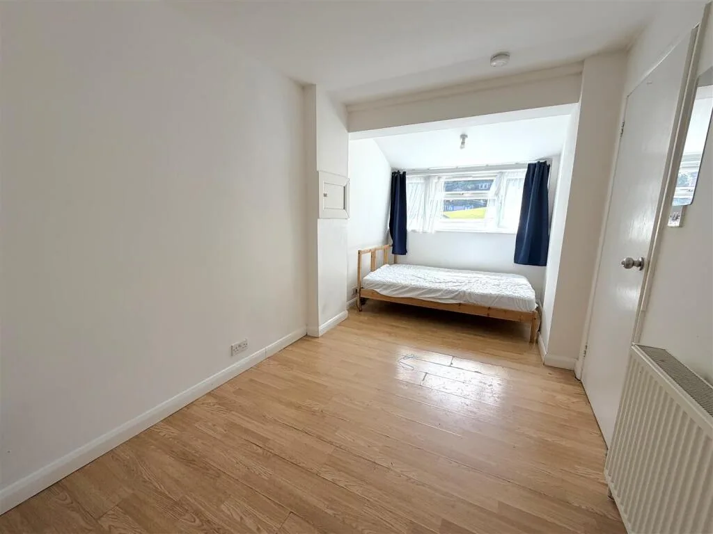 4 bedroom end of terrace house for rent
