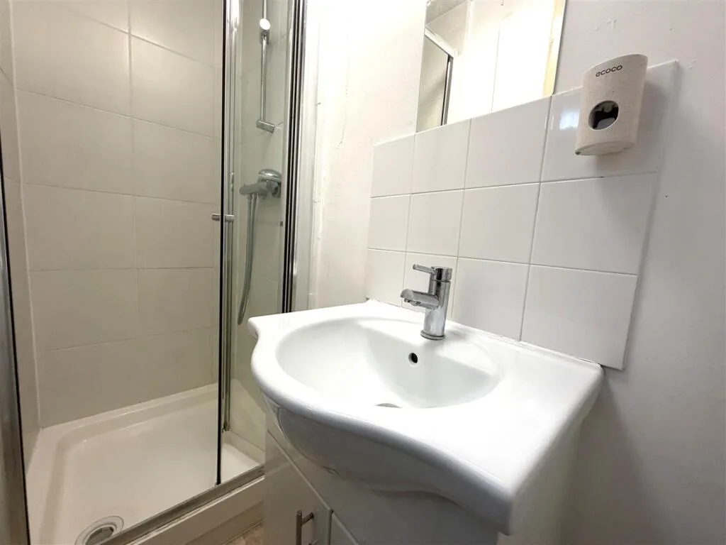 4 bedroom end of terrace house for rent