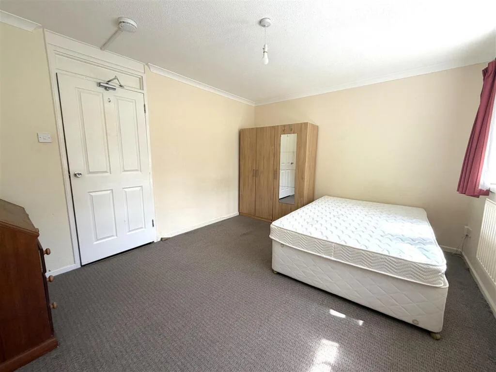 4 bedroom end of terrace house for rent