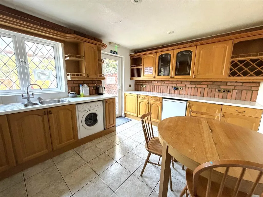 4 bedroom end of terrace house for rent
