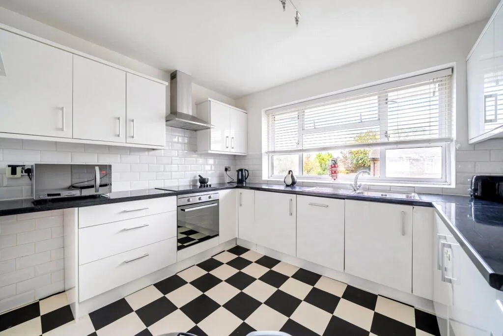 2 bedroom maisonette for rent