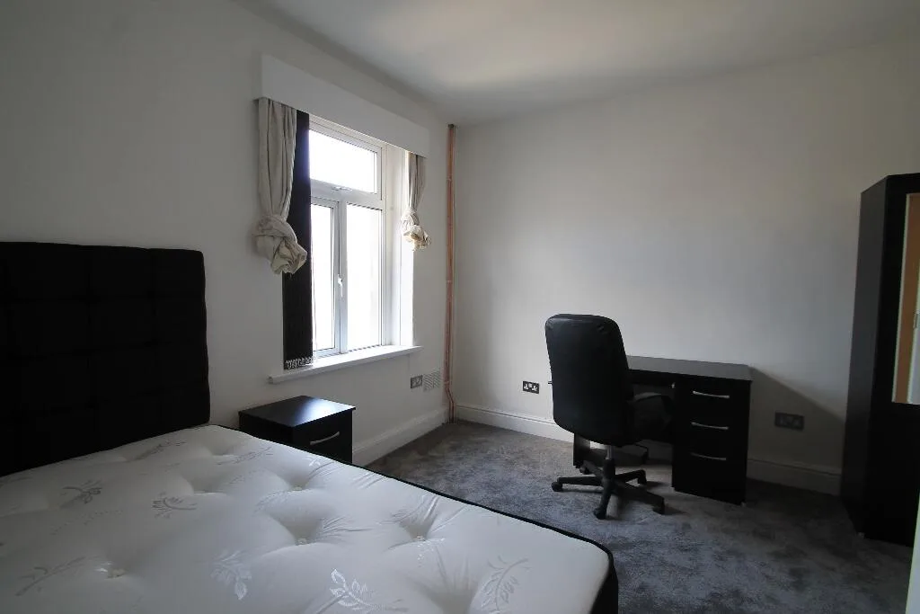 8 bedroom terraced house for rent
