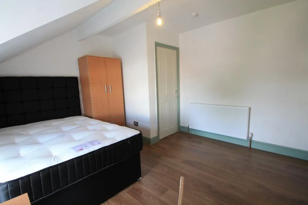 8 bedroom terraced house for rent