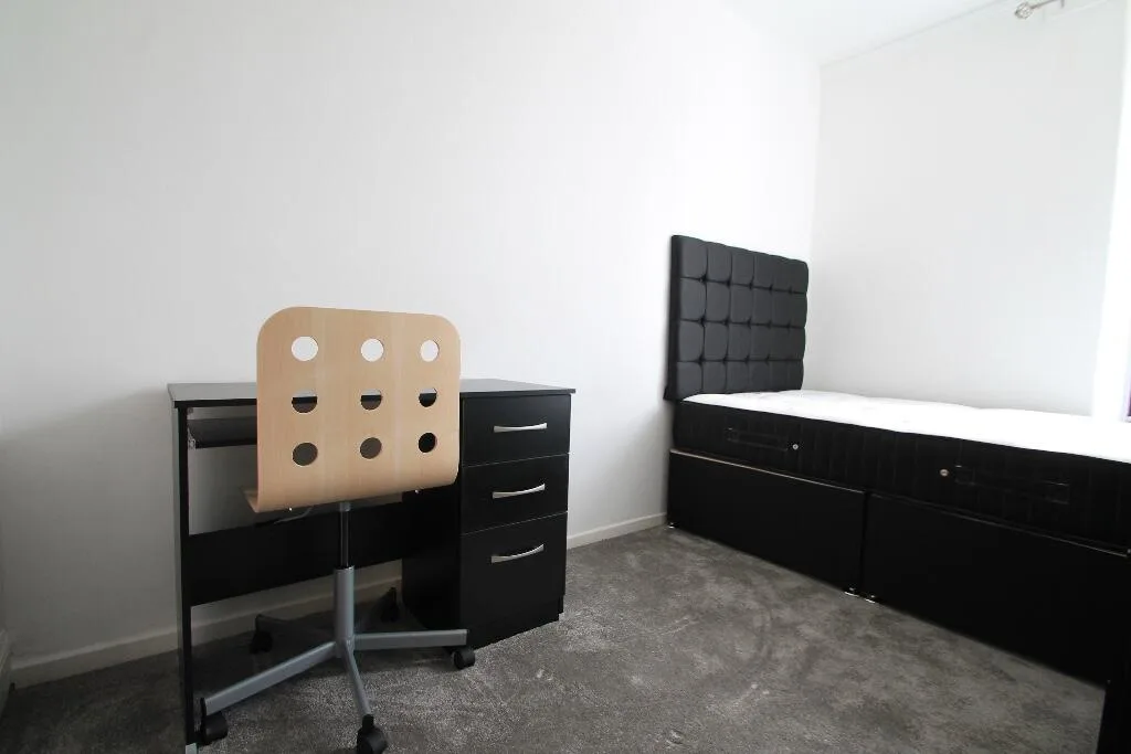 8 bedroom terraced house for rent