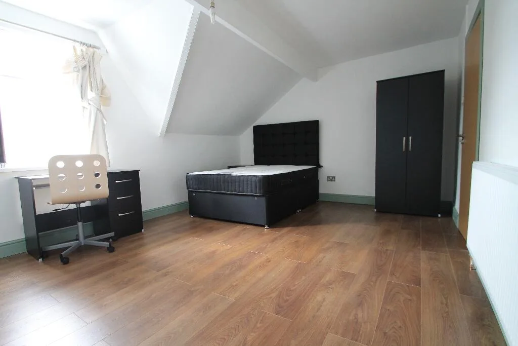 8 bedroom terraced house for rent