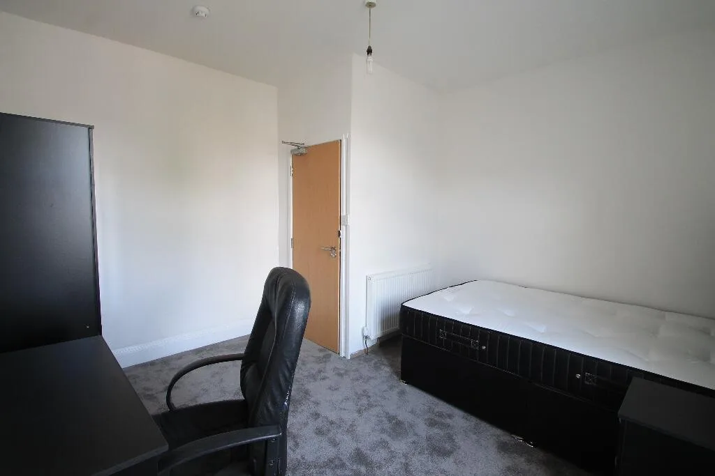 8 bedroom terraced house for rent