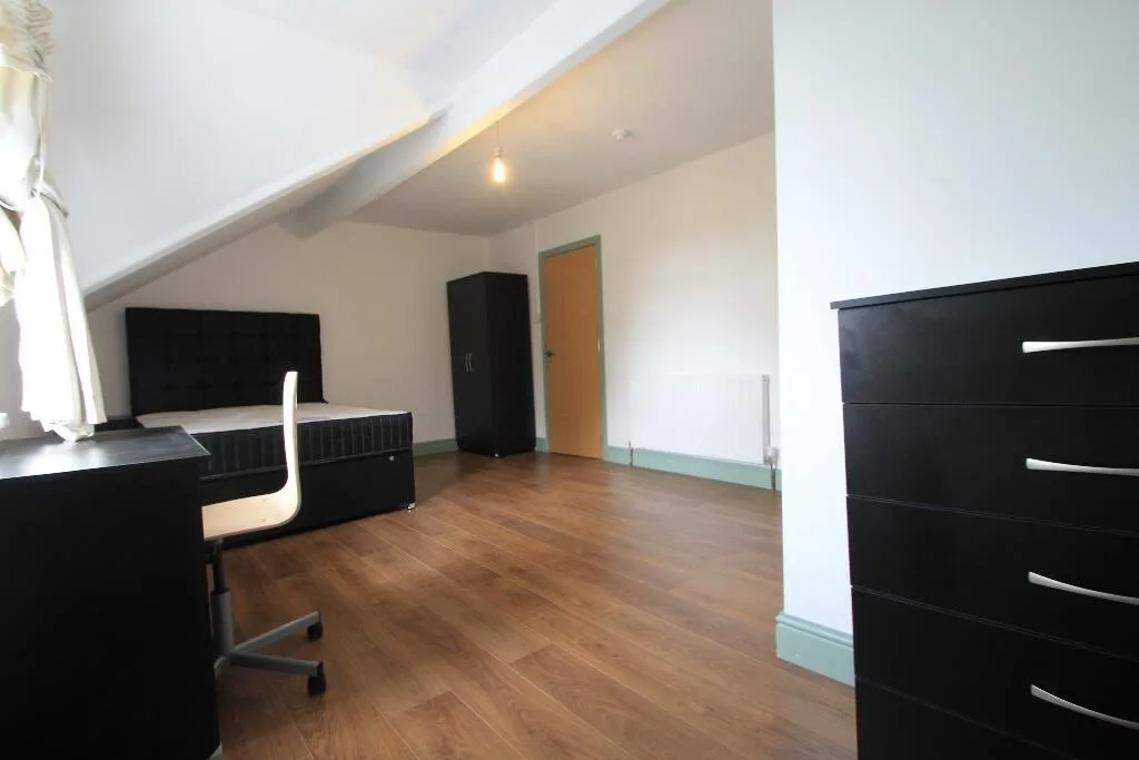 8 bedroom terraced house for rent