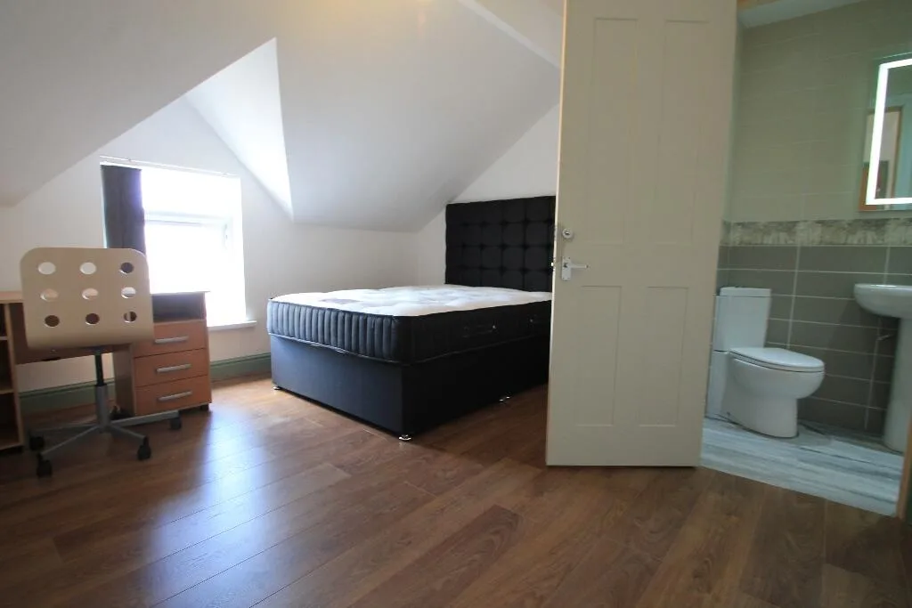 8 bedroom terraced house for rent
