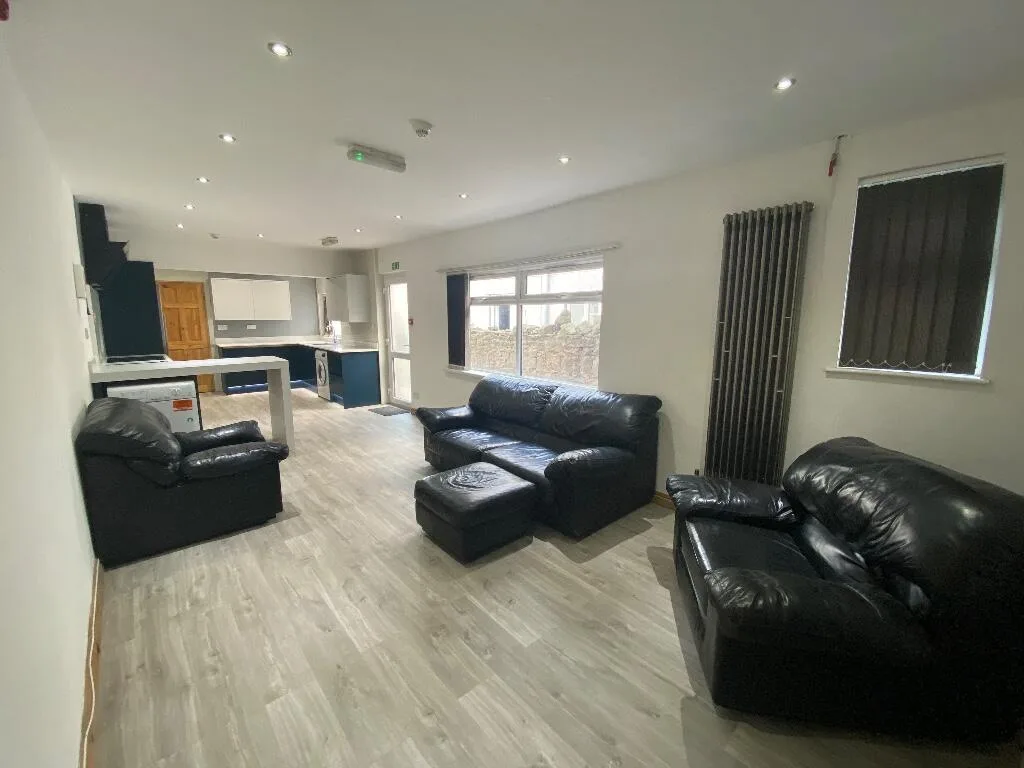 8 bedroom terraced house for rent