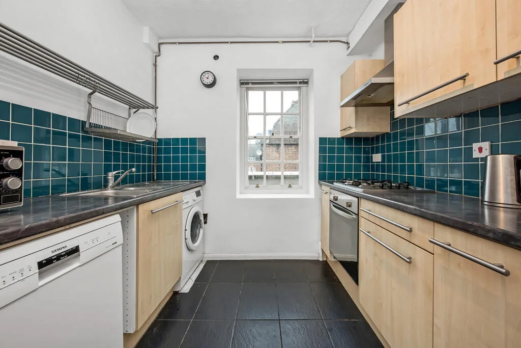2 bedroom maisonette for rent