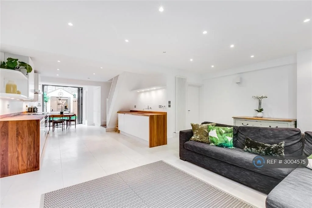 2 bedroom maisonette for rent