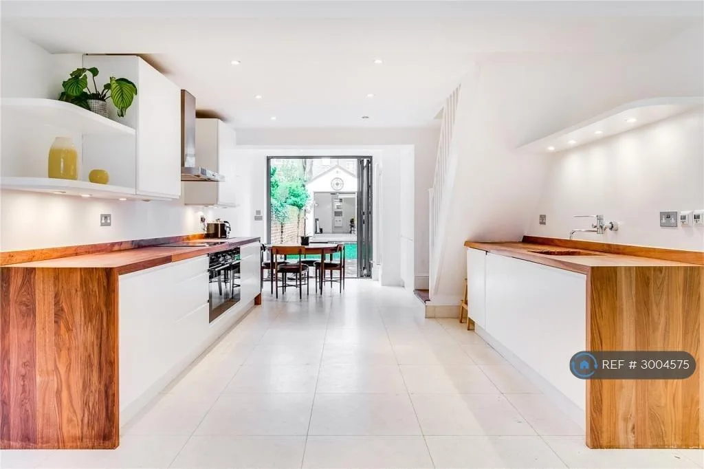 2 bedroom maisonette for rent