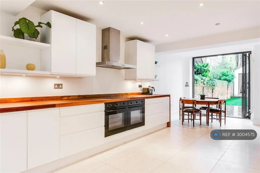 2 bedroom maisonette for rent