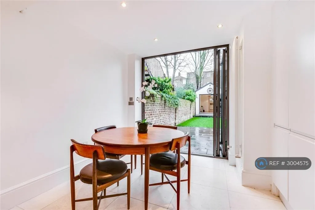 2 bedroom maisonette for rent