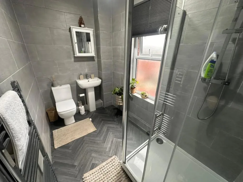 3 bedroom end of terrace house for rent