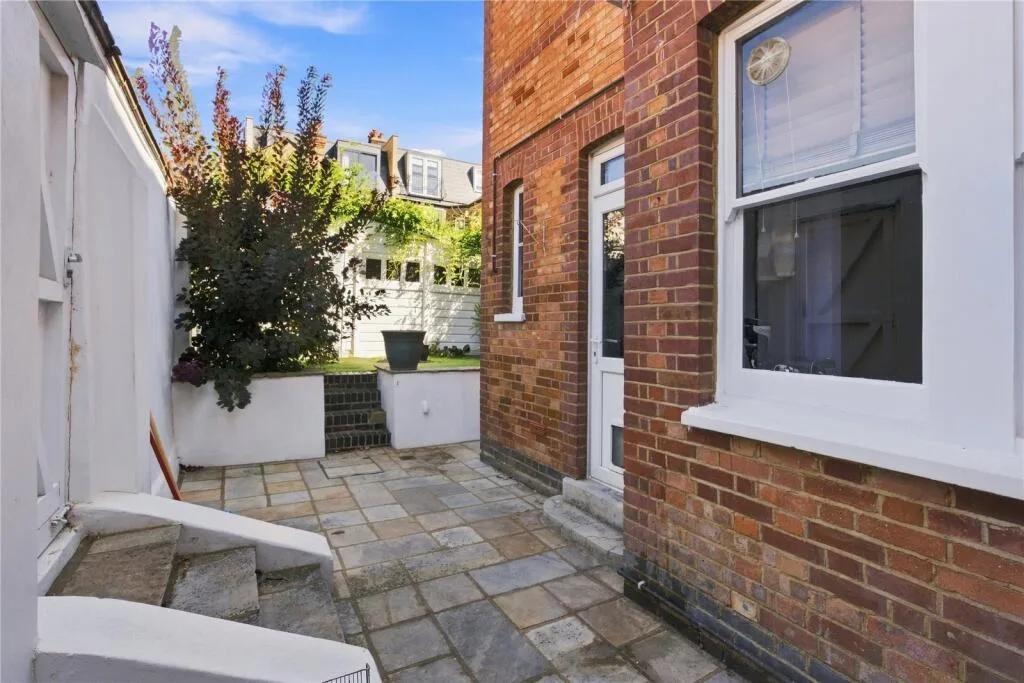 4 bedroom semi-detached house for rent