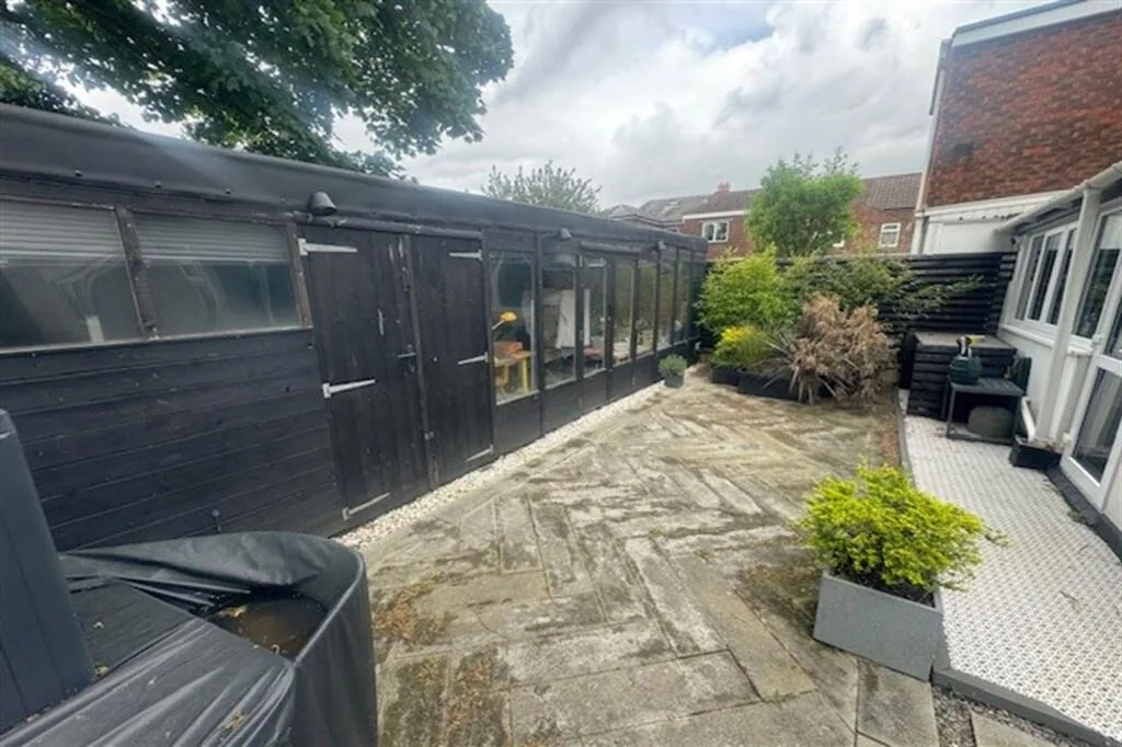 2 bedroom end of terrace house for rent