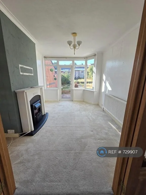 3 bedroom semi-detached house for rent