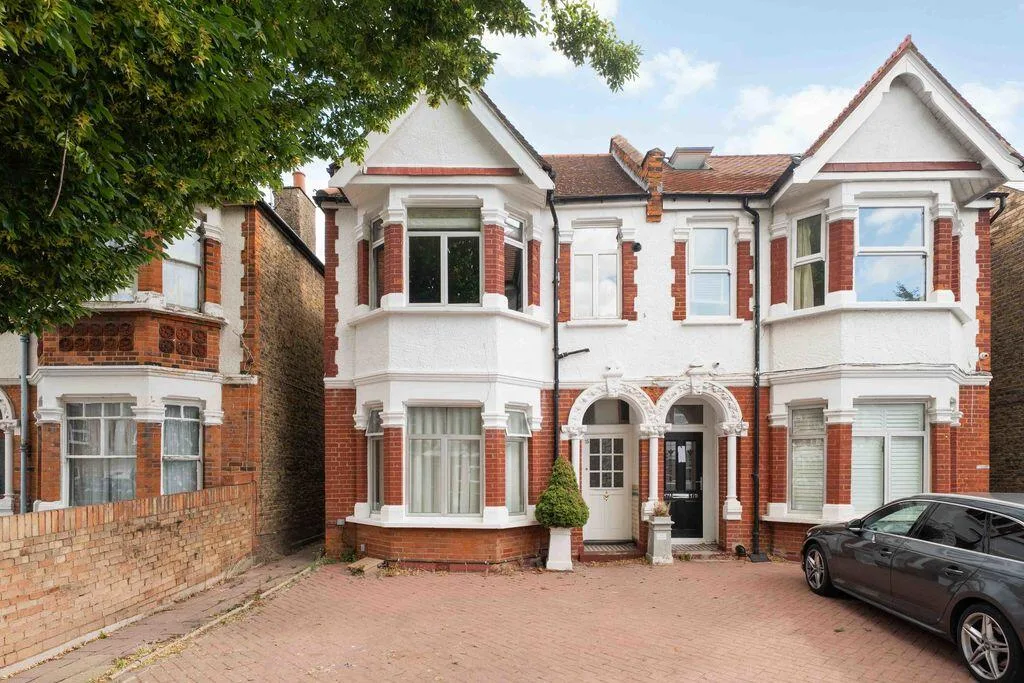 2 bedroom maisonette for rent