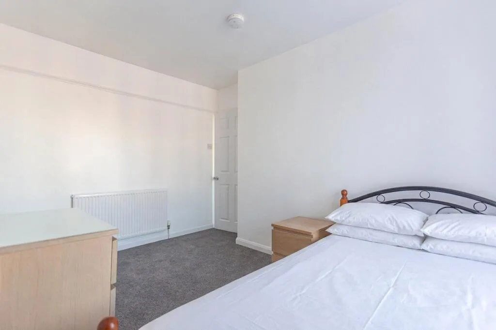 4 bedroom end of terrace house for rent