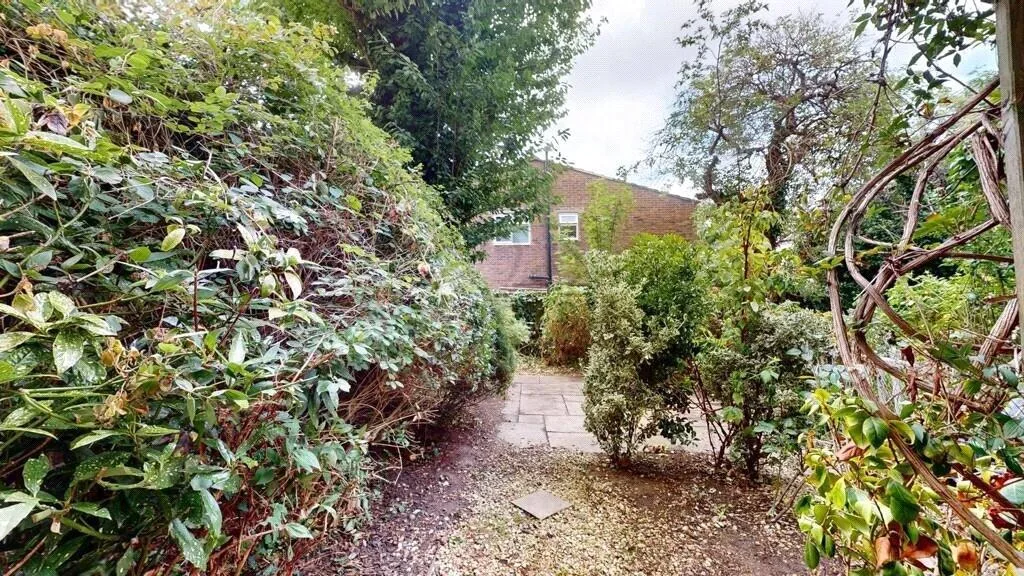 2 bedroom maisonette for rent