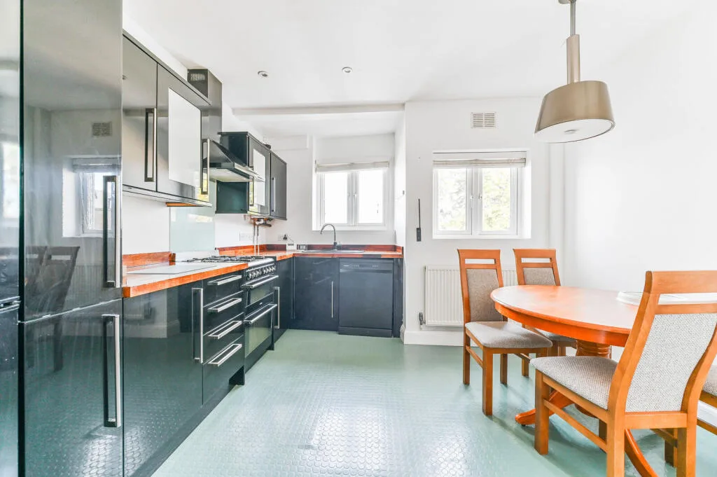 2 bedroom maisonette for rent