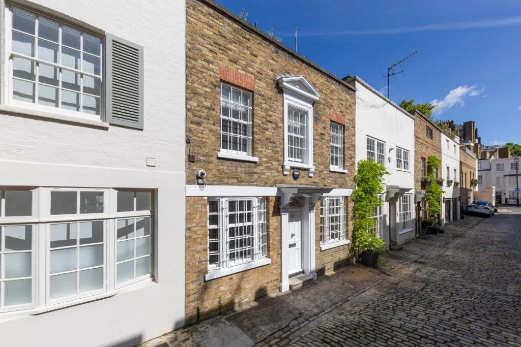 2 bedroom mews property for rent