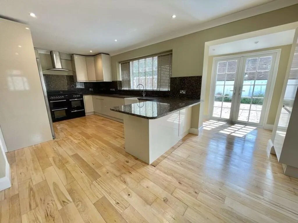 5 bedroom detached house for rent