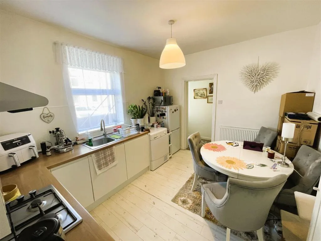 2 bedroom maisonette for rent