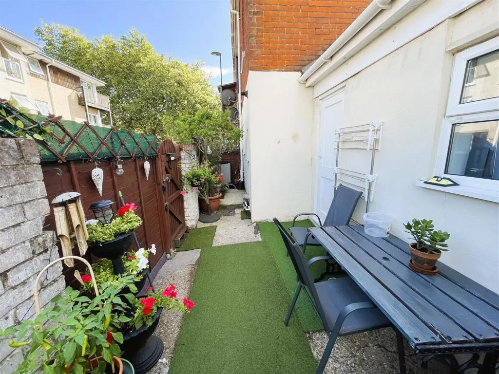 2 bedroom maisonette for rent